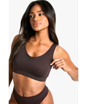Plunge neckline for a flattering silhouette
        Seamfree design for ultimate comfort against skin
        Ribbed fabric provides gentle support and shape
        Delicate scallop edge detailing adds a feminine touch
        Wide straps offer additional comfort and support
    
    The Seem Free Rib Scallop Edge Plunge Bralette combines comfort with style for everyday wear. The ribbed fabric gently contours to your shape whilst the seamfree construction ensures no irritation against your skin. The plunge neckline creates a flattering silhouette, perfect for wearing under low-cut tops, whilst the scallop edge detailing adds a subtle feminine touch. Pair with the matching bottoms for a coordinated set that works beautifully under casual outfits. This versatile bralette transitions effortlessly from day to night, offering support without compromising on style. Ideal for casual gatherings where comfort is key, this bralette is a wardrobe essential that combines practicality with Boohoo's signature contemporary aesthetic.
