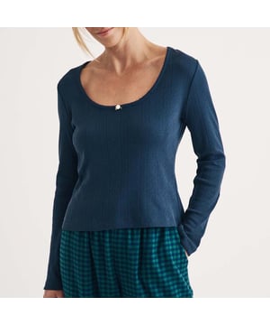 Dames Nobodys Child Pointelle Lange Mouw Pyjama Top. Wat een droom. Het wordt niet gezelliger dan deze marineblauwe top. We zijn dol op de ronde hals, lange mouwen en de nauwsluitende pasvorm. Voeg het toe aan je nachtelijke routine voor een extra vleugje zelfzorg. - Ronde hals. - Lange mouwen. - Aansluitend. Materiaal: 100% Biologisch Katoen. Ref: N242720BLU.