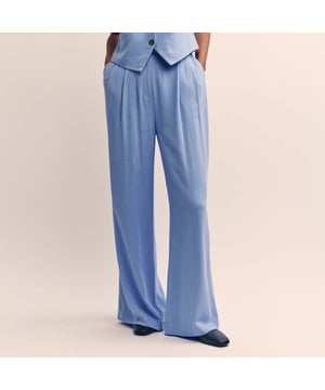 Women's Nobodys Child Relaxed Tailored Trousers. The definition of relaxed tailoring. These sky blue high waisted trousers will take you to all kinds of summer events. A wide leg cut is elongated by soft pleats. Team yours with the matching waistcoat for a so-now look.- High waisted.- Pockets.- Double button.- Concealed zip fastening.- Wide leg cut that skims the body.- Length tip: due to the relaxed fit this style has a longer leg length. Material: 88% Ecovero™ Viscose, 12% Linen. Ref: B242251BLU.