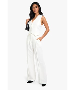 Flattering flared silhouette for a retro-inspired look
        High-waisted design with a sleek, elongating effect
        Versatile woven fabric for all-day comfort
        Tailored for petite frames to ensure the perfect fit
        Practical side pockets for convenience
    
    Make a statement with these essential flared trousers, designed to flatter petite figures. The high-waisted cut and dramatic flare create a leg-lengthening effect, perfect for those seeking a bold, retro-inspired silhouette. Style these versatile trousers with a fitted crop top and platform trainers for a casual daytime look that nods to 70s fashion. For evening events, pair with a sleek bodysuit and strappy heels to create a chic ensemble. The woven fabric offers comfort and ease of movement, making these trousers suitable for various occasions, from family gatherings to nights out with friends. Embrace the flared trend and add a touch of vintage glamour to your wardrobe with these must-have Boohoo trousers.