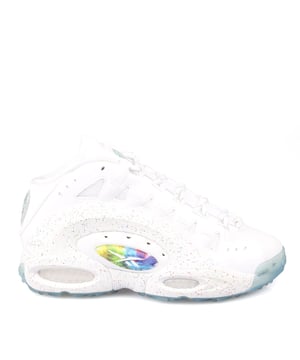 NFL-legende Emmitt Smith's handtekening-schoen met Reebok keert terug om de illustere carrière van een van de grootste running backs aller tijden te vieren. Ontworpen in samenwerking met het ruilkaartenbedrijf Panini, hebben deze heren Reebok Panini x ES22 sneakers een slank bovenwerk, EVA cradle tussenzool en lichtgewicht Hexalite demping. Een rubberen buitenzool met profiel zorgt voor een versterkte straatstijl en geweldige grip, terwijl de vetersluiting ervoor zorgt dat je voeten de hele dag veilig aanvoelen. Verhoog je sneaker-game en koop vandaag nog je eigen paar van deze heren Reebok Panini x ES22 schoenen!