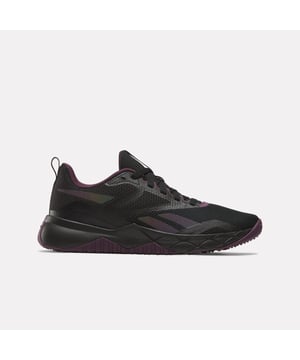 Dames Reebok NFX Trainers in zwart - paars. Of je nu net bij een sportschool bent aangesloten of al bekend bent met een halter, deze Reebok trainingsschoenen voor vrouwen zijn ontworpen om je te helpen je fitnessdoelen te bereiken. Het ademende en lichte mesh bovenwerk houdt je voeten comfortabel, terwijl de geïntegreerde ondersteuning stabiliteit biedt tijdens box jumps en het dragen gedurende de hele dag. De rubberen buitenzool heeft zijkanten voor duurzaamheid en grip, binnen en buiten, met flexibele groeven in de voorvoet waar je het het meest nodig hebt. - Lichtgewicht, ademend mesh bovenwerk - Vetersluiting - EVA tussenzool - Textielen voering - Flexibele groeven in de voorvoet - Volledige rubberen zool - Ref: 100205408