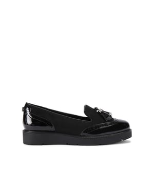 This Carvela Sky Brogue arrives in a patent and microsuede. There is a statement tassel detail and wingtip stitching across the rounded toe.