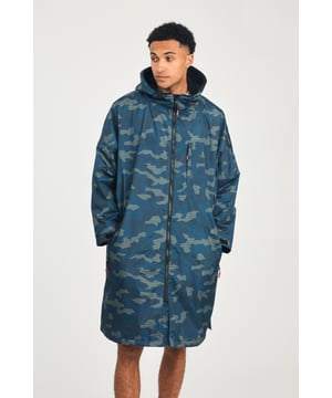 The Northern Expo Dryrobe is a premium mid-length changing robe designed for warmth and comfort. Featuring a luxurious sherpa fleece lining, it provides superior insulation after cold water exposure. With a water-resistant outer shell, three spacious pockets, and a bold logo on the back, it’s perfect for outdoor adventures and recovery.