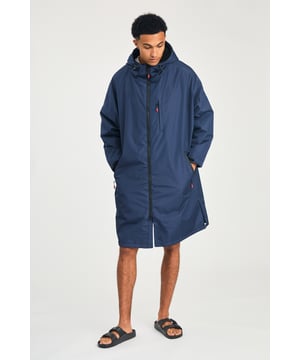 The Northern Expo Dryrobe is a premium mid-length changing robe designed for warmth and comfort. Featuring a luxurious sherpa fleece lining, it provides superior insulation after cold water exposure. With a water-resistant outer shell, three spacious pockets, and a bold logo on the back, it’s perfect for outdoor adventures and recovery.