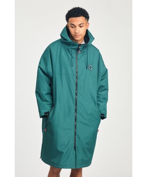 The Northern Expo Dryrobe is a premium mid-length changing robe designed for warmth and comfort. Featuring a luxurious sherpa fleece lining, it provides superior insulation after cold water exposure. With a water-resistant outer shell, three spacious pockets, and a bold logo on the back, it’s perfect for outdoor adventures and recovery.