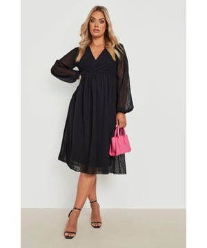 Capture your everyday style with this plus size smock dress from our updated collection. Featuring a lightweight, breezy fabric in a 1920s style, this loose fitting, free moving dress is made with extra fabric for the perfect fit. Loved for its 'throw on and go' vibe and seriously flattering fit, the smock dress has become a must-have shape in every curve girl's collection. Comfort is key with a plus size summer smock dress, so just team it with chunky sandals or your go-to trainers. Easy dressing never looked so good.Style: Smock DressFabric: DobbyLength: MidiSleeve Length: Long Sleeve