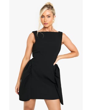 Dresses are the most-wanted wardrobe item for day-to-night dressing. From cool-tone whites to block brights, we've got the everyday skater dresses and party-ready bodycon styles that are perfect for transitioning from day to play. Minis, midis and maxis are our motto, with classic jersey always genius and printed cami dresses the season's killer cut - add skyscraper heels for a seriously statement look. Dress up or down in style with boohoo.