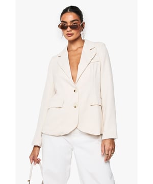 Wrap up in the latest coats and jackets and get out-there with your outerwearBreathe life into your new season layering with the latest coats and jackets from boohoo. Supersize your silhouette in a padded jacket, stick to sporty styling with a bomber, or protect yourself from the elements in a plastic raincoat. For a more luxe layering piece, faux fur coats come in fondant shades and longline duster coats give your look an androgynous edge.