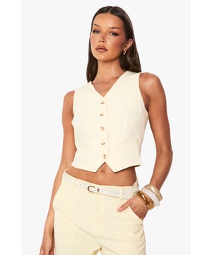 Steal the style top spot in a statement separate from the tops collectionCamis or crops, bandeaus or bralets, we've got all the trend-setting tops so you can stay statement in separates this season. Hit refresh on your jersey basics with pastel hues and pick a quirky kimono to give your ensemble that Eastern-inspired edge. Off the shoulder styles are oh-so-sweet, with slogans making your tee a talking point.