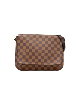 De Musette Tango heeft een damier canvas body, een platte leren schouderband, een voorflap met een magnetische sluiting en een binnenzak. Merk: Louis Vuitton Staat: Voorafgaand Type: Schoudertas Beoordeling: B+ Hoofdmateriaal: Canvas Afmetingen (LxBxD): 19x24x4 Schouderhoogte: 31 Opmerkingen: Onderkant van de buitenkant versleten. Slot gekrast. Hoeken van de buitenkant versleten. Handvat aan de buitenkant gekreukt en gekrast. Binnenzak bevlekt met andere vlekken. Binnenvoering versleten. Binnenvoering bevlekt met andere vlekken. Praktische bevestiging gekrast. Zijkant van de buitenkant versleten.