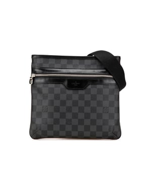 De Thomas is gemaakt van damier canvas, heeft een verstelbare platte schouderriem, een ritssluiting aan de bovenkant, een ritsvak aan de voorkant en binnenin een insteekvak. Merk: Louis Vuitton Staat: Voor liefdevol gebruik Type: Schoudertas Beoordeling: B+ Hoofdmateriaal: Canvas Afmetingen (LxBxD): 23x25x2 Hengselhoogte: 80 Opmerkingen: Onderkant van de buitenkant versleten. Hoeken van de buitenkant versleten. Voorkant van de buitenkant gekrast en versleten. Handvat van de buitenkant gekreukt, gekrast en versleten. Binnenvoering bevlekt met andere. Buitenste zak bevlekt met andere. Praktische bevestiging gekrast. Zijkant van de buitenkant versleten. Bovenkant van de buitenkant versleten. Rits gekrast.