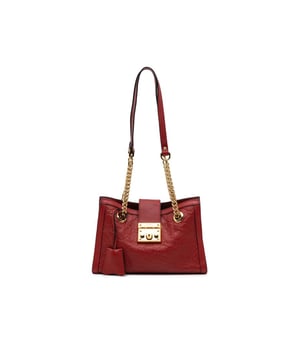 Esta bolsa tote presenta un cuerpo de cuero embosado, cadena de eslabones en tono dorado y correas de cuero, una solapa superior abierta con una correa y cierre de pestillo, y bolsillos deslizantes interiores. Marca: Gucci Condición: Pre-amada Tipo: Bolsa Tote Calificación: B+ Material principal: Cuero Dimensiones (LxWxD): 15x25.5x10 Caída de la correa: 30 Comentarios: Parte posterior exterior desgastada. Parte inferior exterior doblada. Cerradura rayada. Esquinas exteriores desgastadas. Adorno rayado. Parte frontal exterior doblada. Asa exterior desgastada. Bolsillo interior desgastado. Llave rayada. Forro interior desgastado. Accesorio práctico rayado. Lado exterior desgastado. Parte superior exterior desgastada.