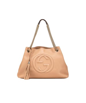 De Soho Chain tote bag heeft een leren lichaam met schakelstructuur en leren beschermers, een kwastdetail, een open bovenkant met haaksluiting en interne rits- en insteekvakken. Merk: Gucci Staat: Licht gedragen Type: Tote Bag Beoordeling: B+ Hoofdmateriaal: Leer Afmetingen (LxBxD): 25x37,5x15 Schouderhengsel Drop: 24 Handgreep Drop: 24 Opmerkingen: Externe hoeken versleten. Versiering gekrast. Externe handgreep versleten. Interne tas bevlekt met andere. Interne voering bevlekt met andere. Praktische bevestiging gekrast. Externe bovenkant versleten. Rits gekrast.