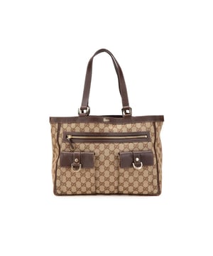Deze tote bag heeft een canvas lichaam met leren afwerking, platte leren handvatten, een open bovenkant met een magnetische sluiting, een voorzak met rits en flap en binnenzakken met rits en een slipvak. Merk: Gucci Staat: Voorliefde Type: Tote Bag Beoordeling: B Hoofdmateriaal: stof Afmetingen (LxBxD): 24,5x32x9 Schouderhengsel: 21 Opmerkingen: Buitenbodem versleten. Sluiting roestig/geoxideerd en gekrast. Buitenhoeken versleten. Versiering roestig/geoxideerd en gekrast. Buitenaanzicht voorzijde gekrast en versleten. Buitenhandvat gebarsten, gekrast en versleten. Binnenzak bevlekt met ander materiaal. Binnenvoering bevlekt met ander materiaal. Praktische bevestiging gekrast. Bovenkant aan de buitenzijde verkleurd, gekrast en versleten. Rits gekrast.
