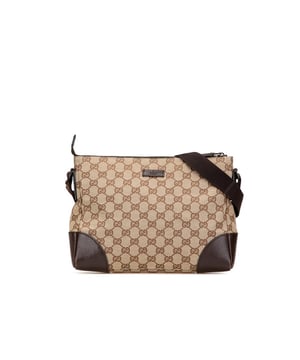 Deze crossbodytas heeft een canvas lichaam met leren details, een verstelbare platte schouderband, een bovenste rits sluiting en een interne ritszak. Merk: Gucci Staat: Tweedehands Type: Crossbodytas Beoordeling: B+ Hoofdmateriaal: stof Afmetingen (LxBxD): 21,5x27x9 Schouderband val: 60 Opmerkingen: Achterkant van de buitenkant bevlekt met andere vlekken. Buitenhoeken versleten. Voorkant van de buitenkant bevlekt met andere vlekken. Handgreep aan de buitenkant gekreukt en versleten. Handgreep aan de buitenkant bevlekt met andere vlekken. Interne zak bevlekt met andere vlekken. Binnenvoering versleten. Binnenvoering bevlekt met andere vlekken. Praktische bevestiging gekrast. Zijkant van de buitenkant bevlekt met andere vlekken. Bovenkant van de buitenkant bevlekt met andere vlekken. Rits gekrast.