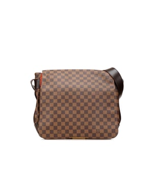 De Bastille heeft een damier ebene canvas lichaam met lederen details, een verstelbare platte leren schouderband, een voorflap met haaksluiting, een buitenzak met rits aan de achterkant en binnenzakken. Merk: Louis Vuitton Staat: Voorliefde Type: Crossbody Tas Beoordeling: B+ Hoofdmateriaal: Canvas Afmetingen (LxBxD): 30,5x33x9,5 Schouderbandlengte: 40 Opmerkingen: Achterkant van de buitenkant bevlekt met anderen. Onderkant van de buitenkant bevlekt met anderen. Hoeken van de buitenkant versleten. Handgreep van de buitenkant gekreukt en versleten. Handgreep van de buitenkant bevlekt met anderen. Binnenzak bevlekt met anderen. Binnenvoering gekreukt. Binnenvoering bevlekt met anderen. Buitenzak bevlekt met anderen. Praktische bevestiging gekrast. Bovenkant van de buitenkant bevlekt met anderen. Rits gekrast.