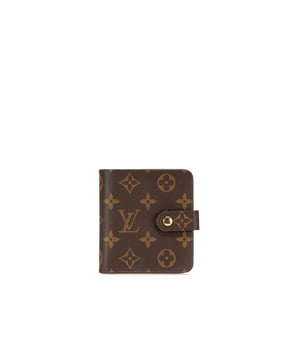 Deze portemonnee heeft een monogram canvas lichaam, een voorste band met een drukknopsluiting en een interieur met een ritsvak en insteekvakken. Merk: Louis Vuitton Conditie: Vooraf geliefd Type: Kleine portemonnees Beoordeling: B+ Hoofdmateriaal: Canvas Afmetingen (LxBxD): 11x10x3 Opmerkingen: Achterkant van de buitenkant bevlekt met andere. Onderkant van de buitenkant versleten. Sluiting gekrast. Hoeken van de buitenkant versleten. Interieurvak gekrast. Binnenvoering gekrast. Ritssluiting gekrast.