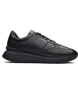 Corre como un profesional con las nuevas y elegantes zapatillas de running BOSS Jace. Estas zapatillas negras están diseñadas para la velocidad con una parte superior de cuero ligero, un forro de nailon transpirable y una entresuela de EVA reactiva. Los ojales ciegos y la sutil marca BOSS aportan un estilo característico. Con plantillas Ortholite para amortiguar y suelas de goma duraderas para agarrarse al camino, las BOSS Jace Run transforman tus atuendos casuales, elegantes y deportivos con confianza y comodidad.