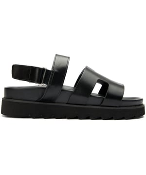 Dale la bienvenida al verano con estas sandalias de tobillo V.Gan Vegan Brazil, a la moda y súper cómodas. Fabricadas con materiales veganos de alta calidad aprobados por PETA en la parte superior y en las suelas, estas sandalias cuentan con una plataforma ligeramente elevada, ofreciendo un estilo elegante y un toque ético. Hechas en una fábrica certificada vegana utilizando materiales de origen sostenible y enviadas en empaques reciclados, este básico de clima cálido te acompañará desde el malecón y la playa hasta las fiestas de verano y salidas urbanas al aire libre.