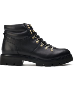 Tritt mit den Oliver Sweeney Helford Chukka-Stiefeln im robusten Stil hervor. Diese auffälligen Ankle Boots sind bereit, deine outdoor-taugliche Garderobe mit ihrem vielseitigen, klassischen Stil und ihrem abenteuerlichen Aussehen zu dominieren. Mit Obermaterial aus hochwertigem Leder, stilvoll, aber dezentem Branding und strapazierfähigen, genoppten Gummisohlen verleihen diese Designer-Stiefel deinem lässigen Wanderlook einen Hauch von Raffinesse und setzen deiner urbanen Seite eine prägnante Kante für Komfort und Langlebigkeit, die den ganzen Tag anhält.