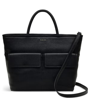 Die Radley Brompton Crescent Handtasche verbindet anspruchsvollen Stil mit praktischem Design. Diese schwarze Ledertasche bietet groÃŸzÃ¼gigen Stauraum mit sicherem ReiÃŸverschluss oben und praktischen magnetischen Vordertaschen. Der verstellbare Schulterriemen sorgt fÃ¼r bequemes Tragen den ganzen Tag Ã¼ber. Mit der perfekten GrÃ¶ÃŸe von 26cm x 34cm x 12cm wird diese elegante Tasche mit einem schÃ¼tzenden Staubbeutel zur sicheren Aufbewahrung geliefert. Eine zeitlose ErgÃ¤nzung fÃ¼r Ihre Accessoire-Kollektion mit Radleys charakteristischer QualitÃ¤tsverarbeitung.