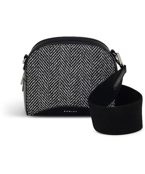 Elegant und raffiniert vereint die schwarze Radley Arden UmhÃ¤ngetasche FunktionalitÃ¤t mit stilvollem Design. Aus hochwertigem Leder gefertigt, verfÃ¼gt diese kompakte Handtasche Ã¼ber einen sicheren ReiÃŸverschluss und luxuriÃ¶se goldene BeschlÃ¤ge fÃ¼r eine erstklassige Optik. Der verstellbare Schulterriemen bietet vielseitige TragemÃ¶glichkeiten, wÃ¤hrend das charakteristische Radley-AnhÃ¤ngerschild den unverwechselbaren Markenakzent setzt. Ihre praktischen Abmessungen machen sie perfekt fÃ¼r das Tragen des NÃ¶tigsten ohne unnÃ¶tige GrÃ¶ÃŸe - ideal sowohl fÃ¼r den Alltag als auch fÃ¼r besondere AnlÃ¤sse.