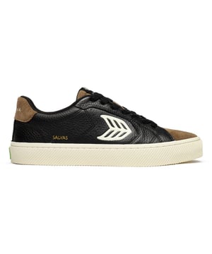 Showcase eco-friendly style with these eye-catching Cariuma Salvas trainers. They feature a soft, LWG-certified leather and suede upper with distinctive branding and a golden logo, complemented by organic cotton laces. A cushioned foam insole offers comfort and a sturdy rubber sole assures traction. Embrace fashion-forward, laid-back designs with a good conscience and enhance your wardrobe with these branded skater kicks.