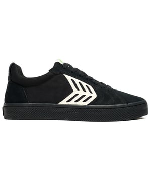 Jump into these Cariuma Catiba trainers for eco-friendly style and comfort. They feature a soft, LWG-certified leather upper, recycled nylon mesh linings, organic cotton laces, a cushioned foam insole for casual comfort and a sturdy rubber sole for traction. Embrace cool, laid-back designs with a good conscience and enhance your wardrobe with these branded skater kicks in black with distinctive branding.