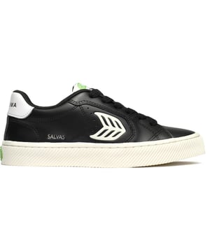 Showcase eco-friendly style with these eye-catching Cariuma Salvas trainers. They feature a soft, LWG-certified leather and suede upper with distinctive branding and a golden logo, complemented by organic cotton laces. A cushioned foam insole offers comfort and a sturdy rubber sole assures traction. Embrace fashion-forward, laid-back designs with a good conscience and enhance your wardrobe with these branded skater kicks.