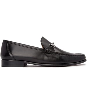 Voeg een klassiek tintje toe aan je garderobe met de SOLE Zoar Loafer. Deze gepolijste, zwarte schoenen zijn gemaakt van luxueus leer met een slanke zool voor een slimme look en aangevuld met een metalen trenszadel. Ze zijn de perfecte mix van comfort en elegantie. Het tijdloze ontwerp straalt een verfijnde, stijlvolle uitstraling uit. Stap in moeiteloze verfijning met deze SOLE-schoenen.