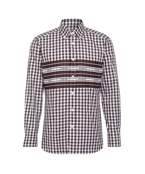 Ervaar comfort en stijl met het Burberry Katoenen Poplin Donker Burgundy Geruite Overhemd! Sluit het eenvoudig met de knoopsluiting en houd je essentials bij de hand in het handige zakje op de linkerborst. Gemaakt van 100% katoen, voelt dit overhemd zacht en ademend aan, zodat je het de hele dag kunt dragen. Perfect voor elke gelegenheid, het klassieke ruitpatroon voegt een vleugje verfijning toe aan elke casual outfit. Verrijk je garderobe en onderscheid je van de massa met dit onmisbare Burberry overhemd!