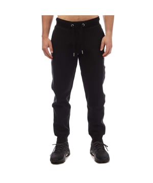 Heren Superdry Vintage Logo Geborduurde Joggingbroek in zwart. - Elastische tailleband met trekkoord. - Zijzakken. - Achterzak. - Logo label op de zak. - Iconisch Vintage logo subtiel geborduurd op één been. - Ribgebreide afwerking. - Slim fit. - 76% Katoen 24% Polyester. - Ref: M7010990A02A