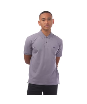 Heren C.P. Company Stretch Piquet Logo Polo Shirt in lavendel. - Polo kraag. - Korte mouwen met ribbelboorden. - Twee knopen sluiting. - Logo patch op de borst. - Split aan de zijkanten. - Rechthoekige zoom. - 95% Katoen 5% Elastaan. - Ref: 18CMPL065A774
