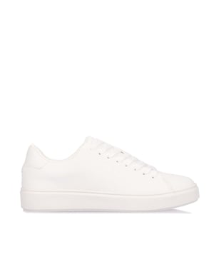 Duck and Cover Kremes Trainers in white.- PU leather upper.- Lace up fastening.- Thick flat laces.- Branded tongue label.- Embossed side branding.- Durable sole.- Ref: DC2V124729WHT