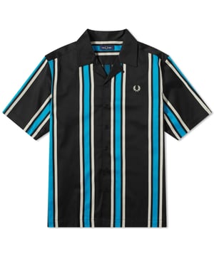 Verfijn je stijl met dit veelzijdige Fred Perry-overhemd. De korte mouwen en knoopsluiting maken het gemakkelijk te dragen, en de iconische FP-badge op de linkerborst voegt een vleugje verfijning toe aan elke outfit. Gemaakt van 100% katoen, is dit overhemd niet alleen comfortabel maar ook duurzaam. Perfect voor elke gelegenheid, je zult het met plezier in je garderobe opnemen