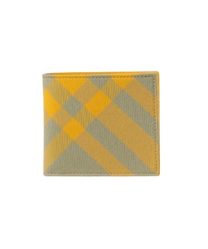 Erleben Sie ultimative Organisation und Stil mit der Burberry Checked Bi-Fold Geldbörse in Desert Sage Green/Sunflower Yellow! Mit zwei geräumigen Hauptfächern und acht Kartenfächern haben Sie alles Wichtige immer griffbereit. Hergestellt aus einer luxuriösen Mischung aus 66 % Polyester und 34 % Wolle ist diese Geldbörse nicht nur langlebig, sondern strahlt auch Eleganz aus. Setzen Sie ein Statement mit diesem Must-have-Accessoire, das Mode und Funktionalität perfekt vereint!