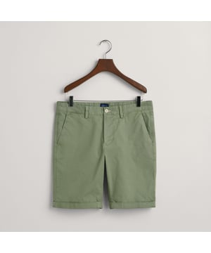 Deze chino shorts zijn behandeld met een speciale verf om een door de zon vervaagde look te creëren die een gevoel van ervaring oproept. Op maat gemaakt voor een regular fit in een lichte katoenen twill, is deze luchtige basis een comfortabele keuze om te dragen — dus je zult ze de hele zomer lang vaak dragen.