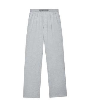 Lange Pyjama-Hose aus Baumwolle und weicher Viskose. Die Hose ist mit einem edlen Jacquard-Bündchen mit Polo Club Schriftzug versehen und hat zwei praktische Taschen für einen exklusiven und funktionellen Stil. Ideal in Kombination mit unseren kurz- und langärmligen Pyjama-Shirts.