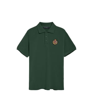 Peppen Sie Ihren Stil mit diesem kurzärmligen Herren-Poloshirt auf, das von der Seefahrt inspiriert ist. Es ist aus Baumwollpiqué gefertigt und verfügt über einen eleganten gerippten Kragen und drei farblich abgestimmte Logo-Knöpfe. Die dezenten Paspeln an der Knopfleiste unterstreichen seinen exklusiven Charakter. Kleine Seitenschlitze. Gerippte Ärmelbündchen sorgen für einen perfekten Sitz. Nahtband an der Krageninnenseite. Der maritim inspirierte Aufnäher auf der Brust und das gummierte Polo Club Etikett an der Seite sorgen für einen sportlichen Touch und bieten einen lässigen und zugleich stilvollen Look.