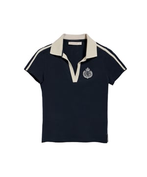 Das maritim inspirierte, kurzärmelige Damen-Poloshirt verbindet den klassischen Polostil mit modernen Details. Die samtige Baumwollverarbeitung verleiht ihm eine einzigartige Weichheit. Der elegante V-Ausschnitt mit kontrastierendem Revers verleiht dem Poloshirt einen raffinierten Look. Die Seitenschlitze setzen nicht nur einen modernen Akzent, sondern optimieren auch die Passform. Nahtband an der Krageninnenseite. Der einfarbige Aufnäher mit nautischem Motiv auf der Brust rundet sein Design ab. Ideal, um einen Tag im Freien zu genießen.