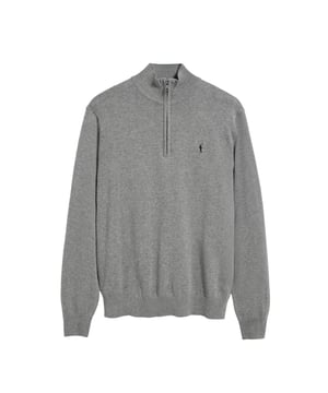 Verleihen Sie Ihrem Look eine raffinierte Note mit unserem Strickpullover aus Baumwolle für Herren. Er verfügt über einen praktischen halben Reißverschluss und gerippte Details an Kragen, Ärmeln und Taille für einen perfekten Sitz und eine ideale Passform. Das dezente marineblaue Nahtband am Kragen mit eingraviertem Polo Club Logo unterstreichen die Eleganz dieses Pullovers. Charakteristische Stickerei unseres Rigby Go-Logos in Kontrastfarbe auf der Brust. Ein vielseitiges Kleidungsstück, das sowohl zu einem lässigen als auch zu einem formelleren Look passt.