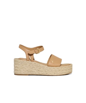 Die Keilsandale Aurora ist die perfekte Kombination aus Stil und Komfort. Ihr Design wird durch ein goldenes Metallic-Detail an der Oberseite und ein Jute-Plateau für einen raffinierten und vielseitigen Look aufgewertet. Mit einem verstellbaren Schnallenverschluss am Knöchel, einer gepolsterten Fersenkappe und einer rutschfesten Sohle bietet sie Sicherheit bei jedem Schritt. Ideale Höhe von ca. 7 cm, um Ihre Figur zu betonen, ohne dabei auf Komfort zu verzichten.