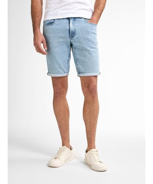 De perfecte zomer denim shorts met five-pocketmodel en een regular fit. Met riemlussen, knoopsluiting en ritsgulp. Verkrijgbaar in meerdere wassingen. Bassano denim shortsRegular fitKnoopsluiting en ritsgulp98% katoen en 2% elastaan
