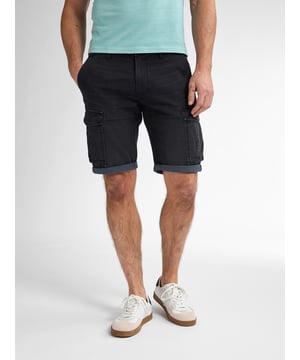 Stoere denim short met 2 extra cargo zakken aan de zijkant. Gemaakt van jogg denim, wat zorgt voor een comfortabele, stretchy pasvorm. Met riemlussen, knoopsluiting en ritsgulp. De denim is verkrijgbaar in meerdere wassingen. Denim ShortRegular FitKnoopsluiting en ritsgulpSteekzakken, achterzakken en cargozakken86% katoen, 12% poleyester en 2% elastaan