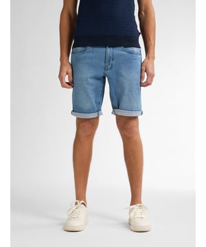 De perfecte zomer denim shorts met five-pocketmodel en een regular fit. Met riemlussen, knoopsluiting en ritsgulp. Verkrijgbaar in meerdere wassingen. Bassano denim shortsRegular fitKnoopsluiting en ritsgulp98% katoen en 2% elastaan