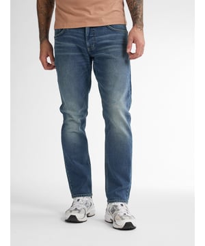 Die Russel ist eine unserer Zulaufende Passform-Jeans. Diese sind oben ein wenig breiter, werden aber zum Knöchel hin enger. Die Russel VTG ist ein 6-Pocket-Modell, dank des versteckten zweiten Münzfachs. Sie ist aus bequemem Stretch-Denim gefertigt und mit einer coolen Waschung behandelt. Dies ist ein Artikel aus unserer Essentials-Collection und in verschiedenen Farben erhältlich. Essentials Collectionnormale zulaufende PassformNormale TaillenhöheAb dem Knie gerade98 % Baumwolle, 2 % Elasthan