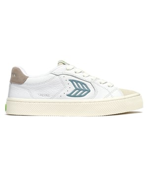 Showcase eco-friendly style with these eye-catching Cariuma Salvas trainers. They feature a soft, LWG-certified leather and suede upper with distinctive branding and a golden logo, complemented by organic cotton laces. A cushioned foam insole offers comfort and a sturdy rubber sole assures traction. Embrace fashion-forward, laid-back designs with a good conscience and enhance your wardrobe with these branded skater kicks.