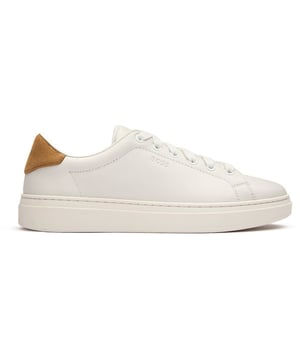 Die eleganten BOSS Kieran Sneakers vereinen zeitlosen Stil mit modernem Komfort. Sie sind aus hochwertigem Leder in strahlendem Weiß gefertigt und verfügen über subtile tonale Branding-Elemente für einen raffinierten Look. Die markante kontrastierende Fersenschlaufe verleiht eine Prise Charakter, während die leichte Gummisohle für ganztägigen Tragekomfort sorgt. Diese von Court-Sneakern inspirierten Freizeit-Sneakers bieten vielseitige Styling-Optionen, perfekt, um Ihre Alltagsoutfits mit klassischer BOSS Raffinesse zu bereichern.