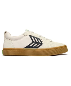 Jump into these Cariuma Catiba trainers for eco-friendly style and comfort. They feature a soft, LWG-certified leather upper, recycled nylon mesh linings, organic cotton laces, a cushioned foam insole for casual comfort and a sturdy rubber sole for traction. Embrace cool, laid-back designs with a good conscience and enhance your wardrobe with these branded skater kicks in a natural colourway with distinctive branding.